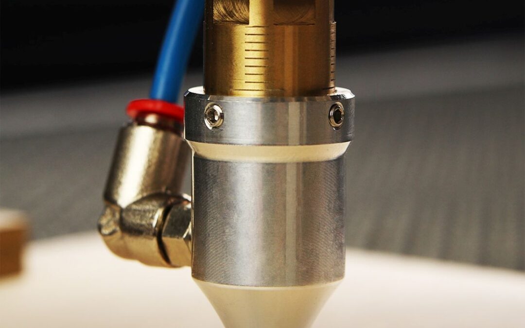 Buse d'une graveuse laser CNC réalisant un travail précis des métaux en atelier industriel