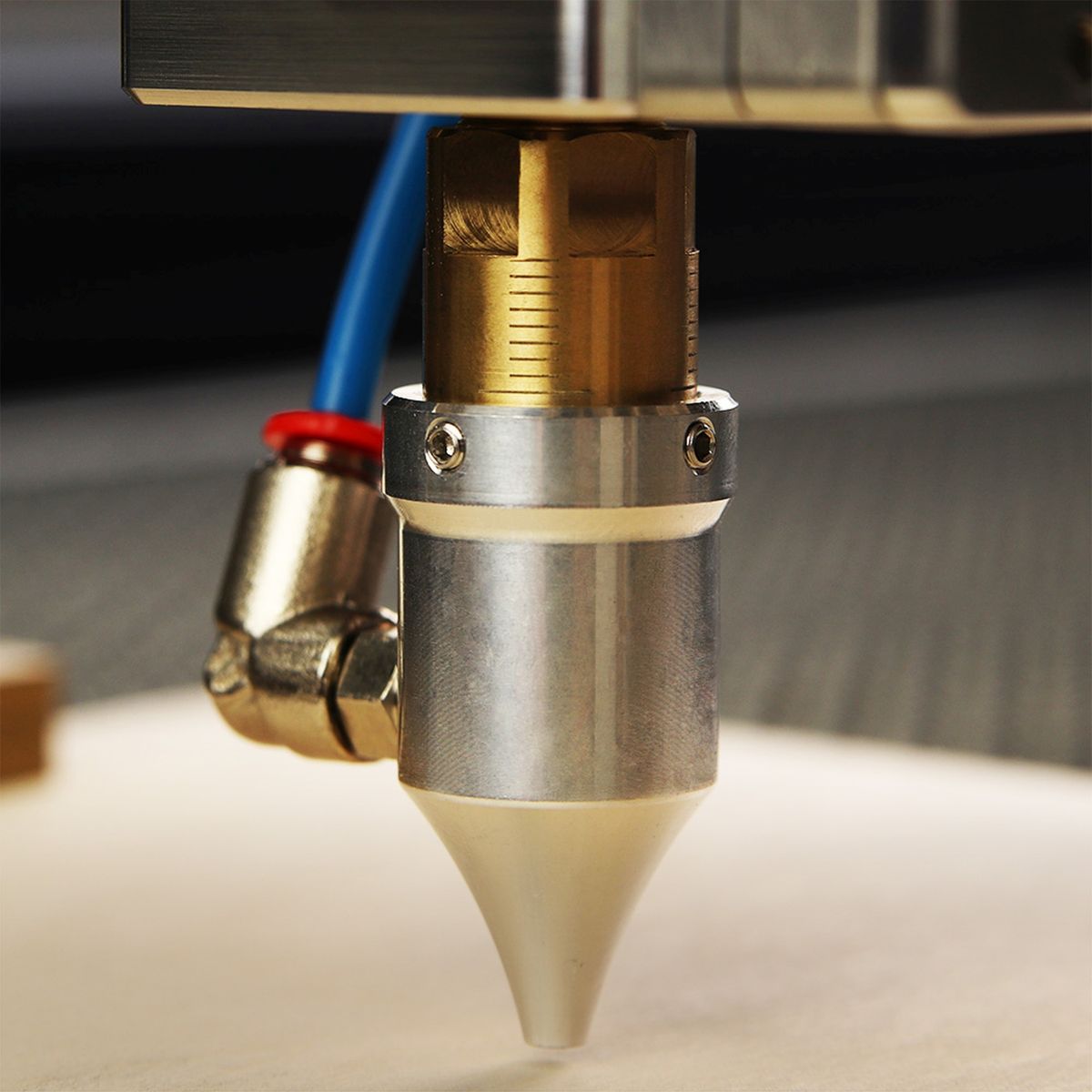 Buse d'une graveuse laser CNC réalisant un travail précis des métaux en atelier industriel